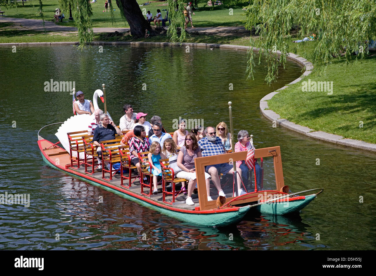 Les touristes embarquer pour les Swan Boats historique de Boston Public Gardens un jour d'été, Boston, MA Banque D'Images