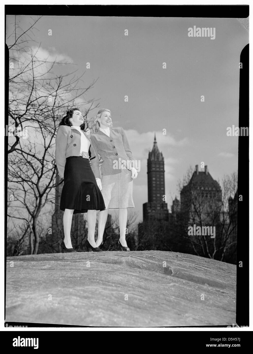 Doris Day et Kitty Kallen sont photographiés ensemble à Central Park, New York, en avril 1947. L'image capture ces deux personnalités célèbres dans un cadre extérieur décontracté. Banque D'Images