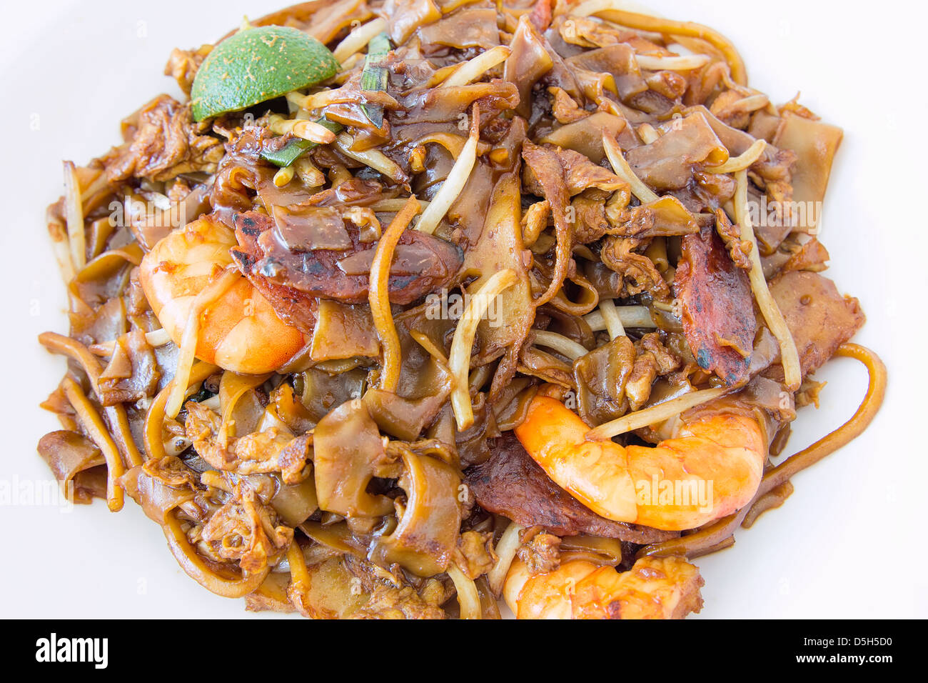 Char Kway Teow Singapour nouilles de riz aux crevettes Sauté de saucisses chinoises et Fishcake closeup Banque D'Images