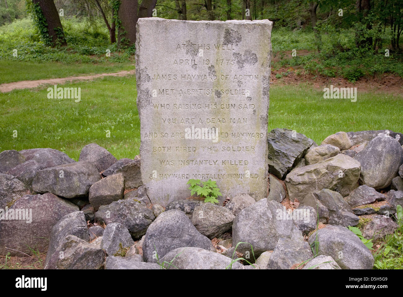 Minute Man National Historic Park où un signe de pierre marque les débuts de la guerre le 19 avril 1775, Lexington/Concord, MA. Banque D'Images