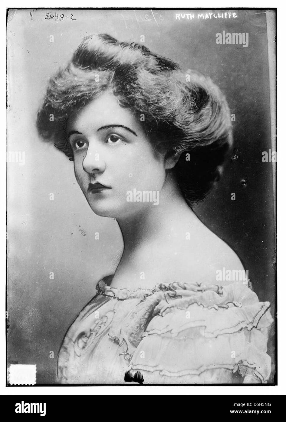 L'actrice Ruth Maycliffe est photographiée dans un portrait, mettant en valeur son rôle dans les productions de Broadway. Connue pour ses looks distinctifs et sa présence sur scène, Maycliffe est une figure importante du théâtre américain du début du XXe siècle. Banque D'Images