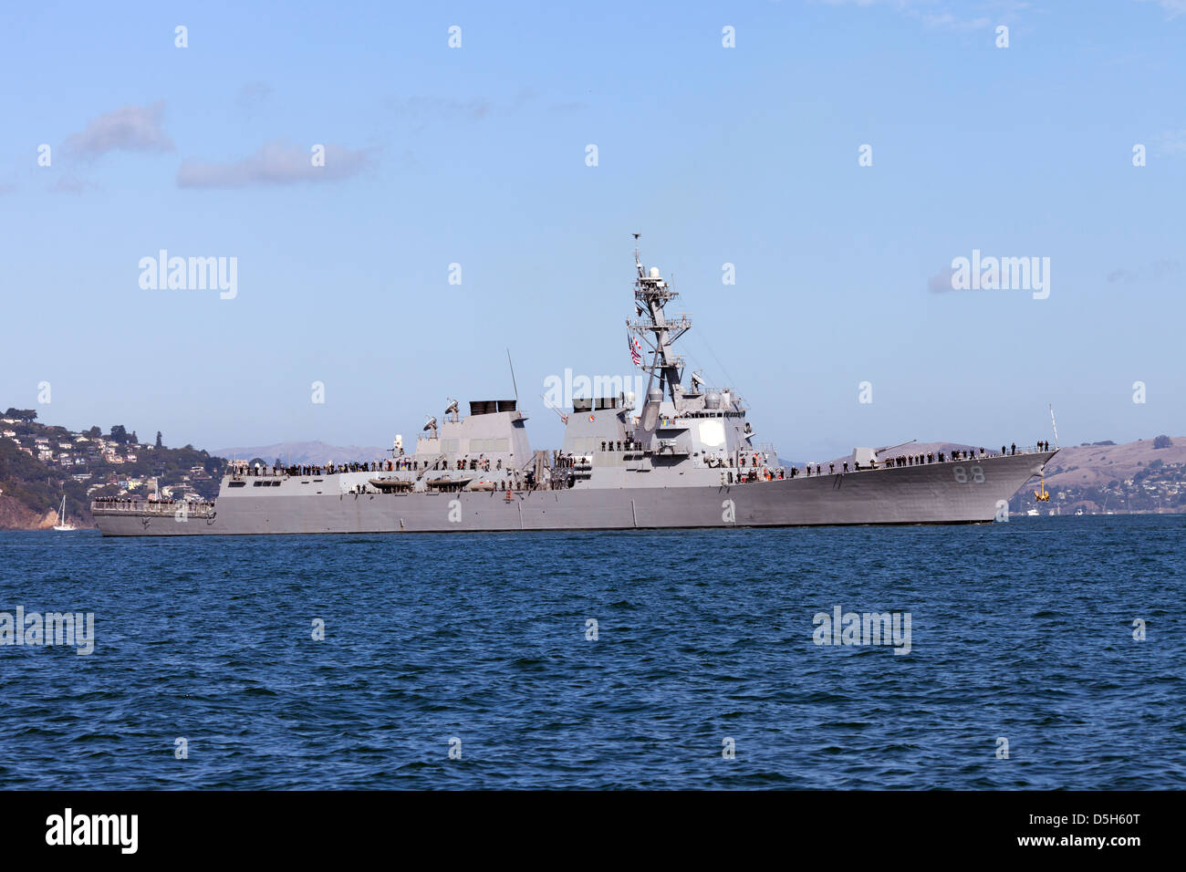 La classe Arleigh Burke desroyer USS Preble (DDG-88) sur la baie de San Francisco. Banque D'Images
