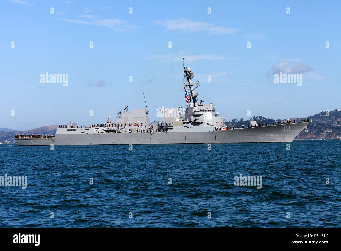 La classe Arleigh Burke destroyer lance-missiles USS Spruance (DDG 111) sur la baie de San Francisco. Banque D'Images