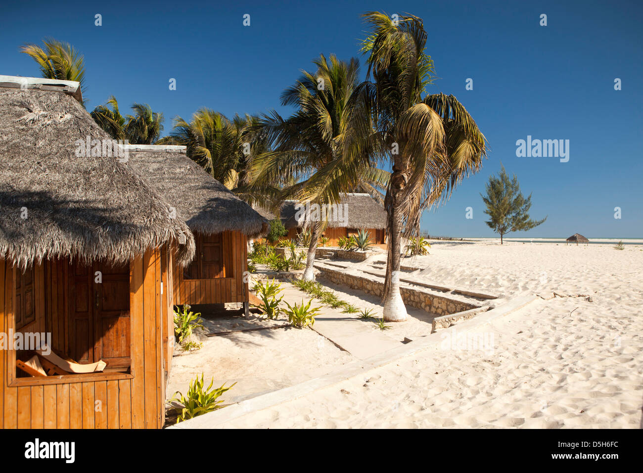 Madagascar, Morondava, beach resorts, Renala Hôtel maison face à la mer Banque D'Images