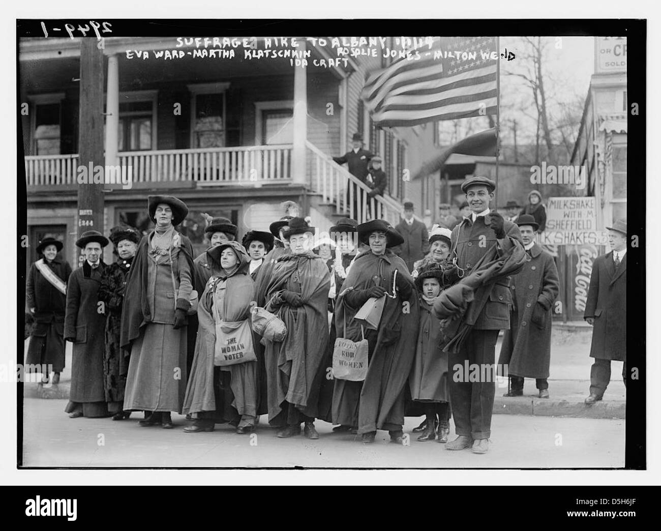 Une photographie de janvier 1914 des suffragistes Eva Ward, Ida Craft et Rosalie Jones lors de leur marche vers Albany pour défendre le droit de vote des femmes. Banque D'Images