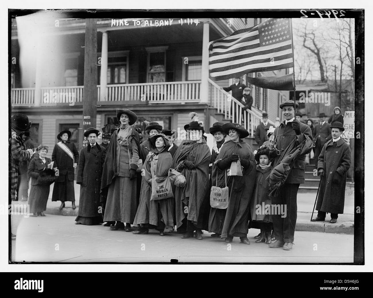 Une image historique de 1914, représentant la marche vers Albany dirigée par l'armée du général Jones et Rosalie Jones, défendant le droit de vote des femmes. Banque D'Images