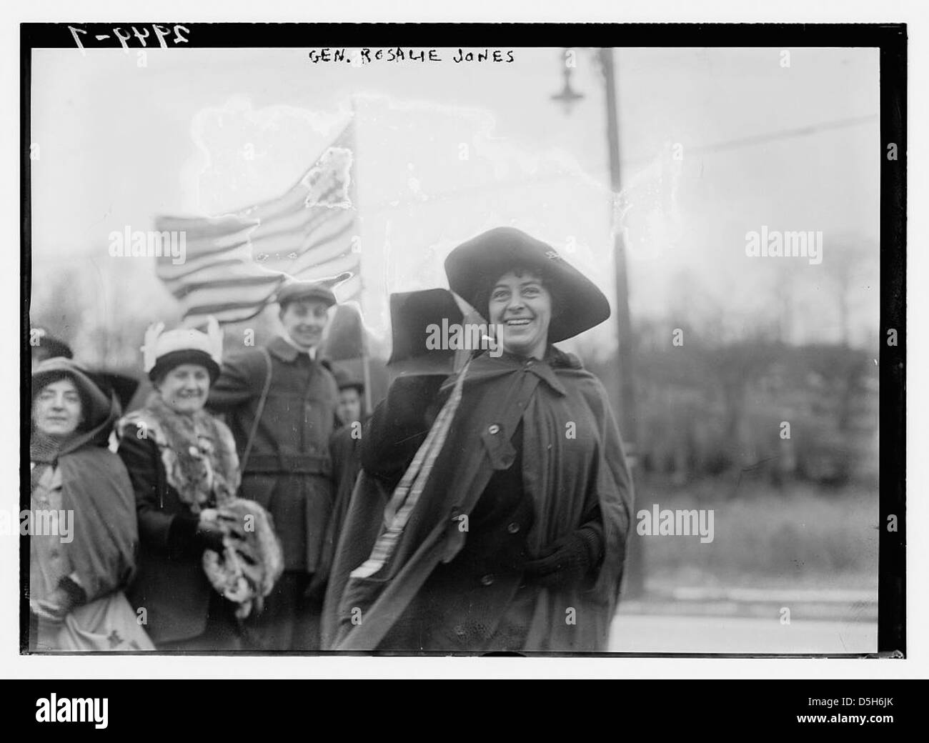 Une photographie du général Rosalie Jones, un suffragiste éminent, tenant un drapeau lors d'une marche pour le suffrage le 1er janvier 1914, plaidant pour le droit de vote des femmes. Banque D'Images