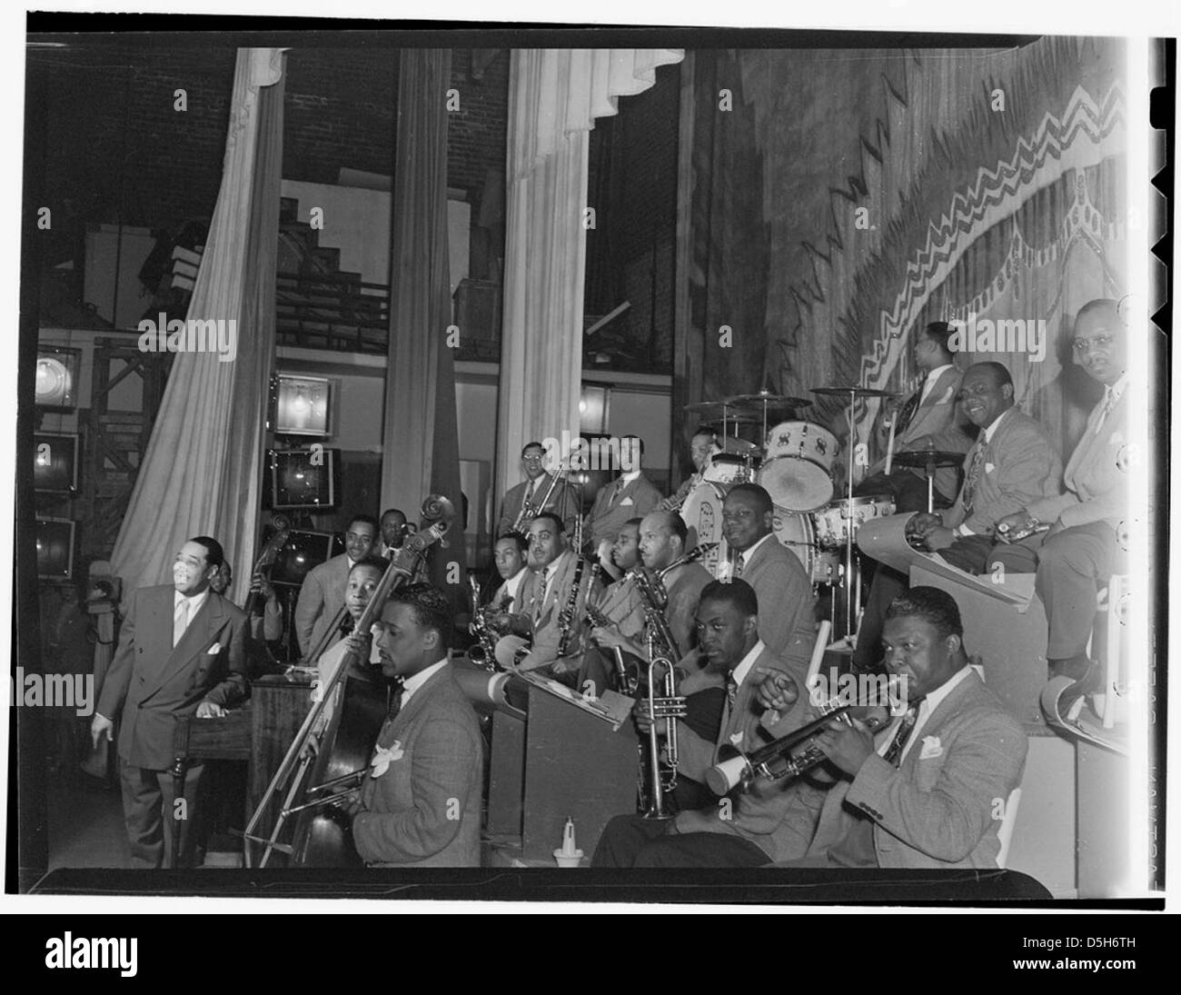 [Portrait de Duke Ellington, Ray Nance, Trestle Sam Nanton(?), Johnny Hodges(?), Ben Webster(?), Otto Toby Hardwick(e), Harry Carney, Rex William Stewart, Juan Tizol, Lawrence Brown, Fred Guy(?) et Sonny Greer, Howard Theatre, Washington, D.C., début 194 Banque D'Images