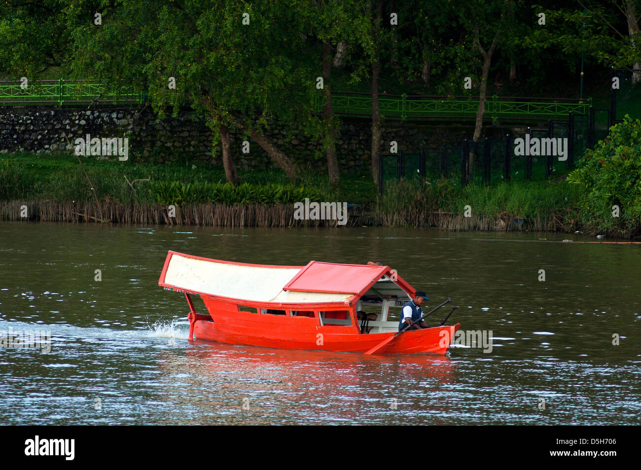 Analytik Jena, ou d'une rivière, traversée en ferry de la rivière Sarawak kuching, Sarawak, Malaisie Banque D'Images