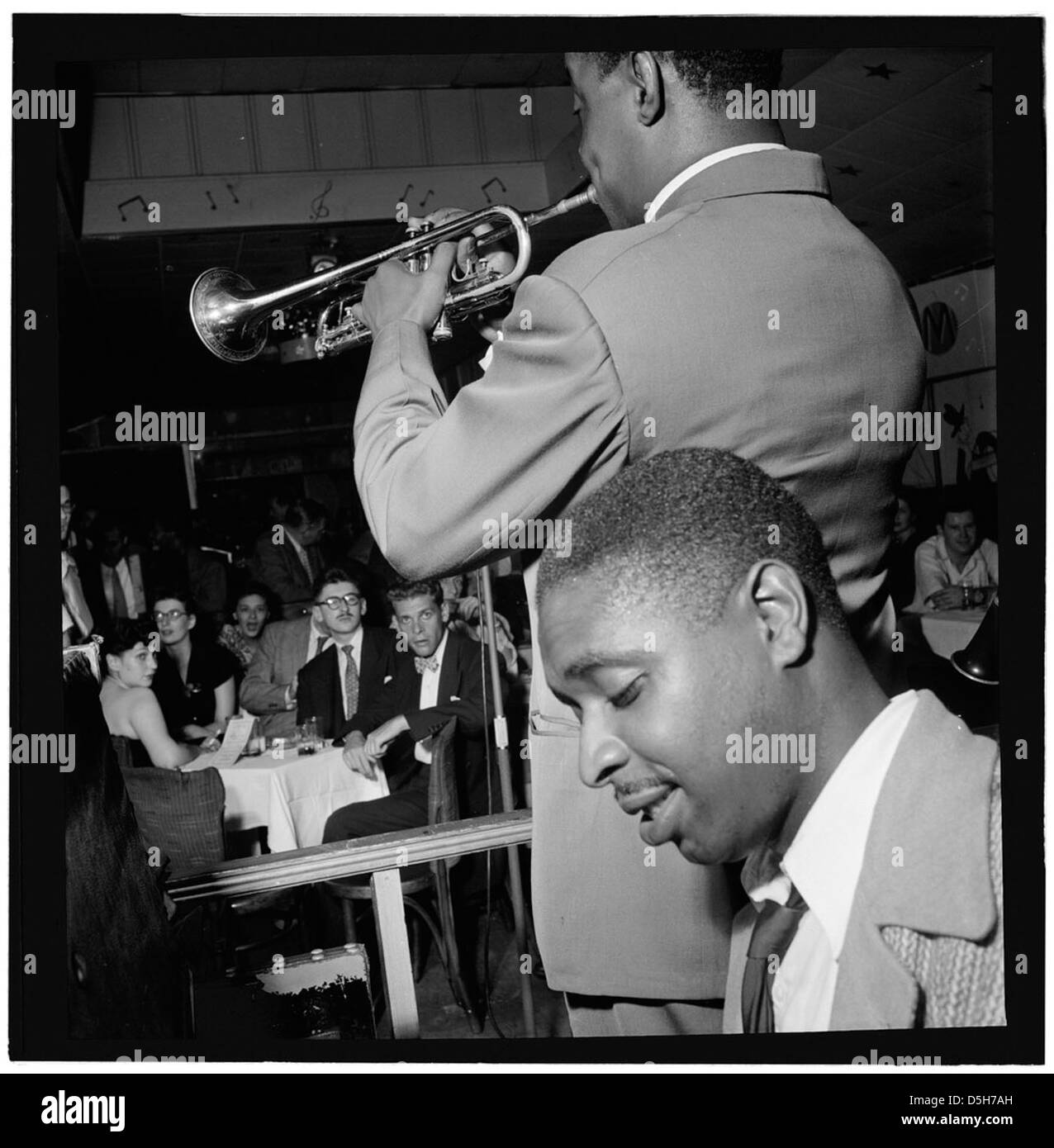 Une photographie de 1947 des musiciens de jazz Jimmy Jones et Joe Thomas, probablement prise lors d'une performance du groupe 'pied Piper' à New York. Banque D'Images