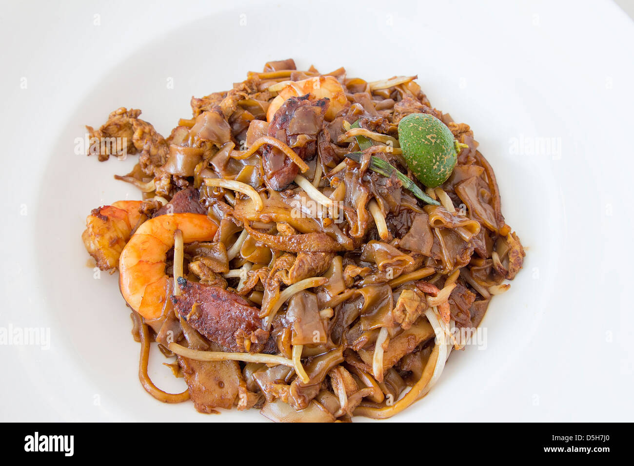 Char Kway Teow Singapour nouilles de riz aux crevettes Sauté de saucisses chinoises et Fishcake Banque D'Images