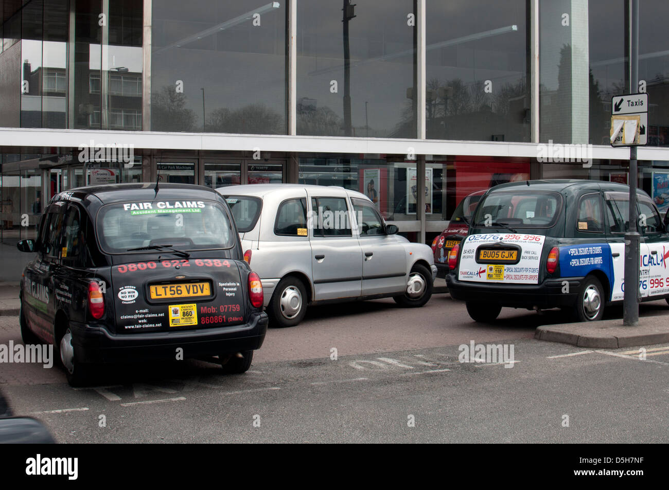 Des taxis à l'extérieur de la gare de Coventry Banque D'Images