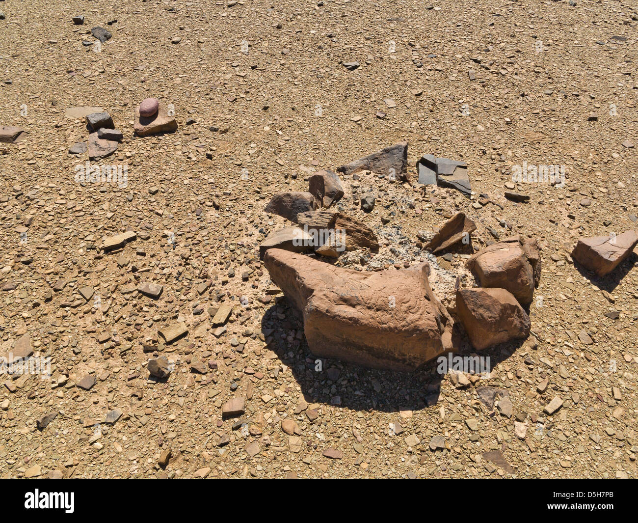 Un cercle de feu sur le site de l'Oued sculptures préhistoriques sur le Mestakou à Tata Akka road au Maroc. Banque D'Images