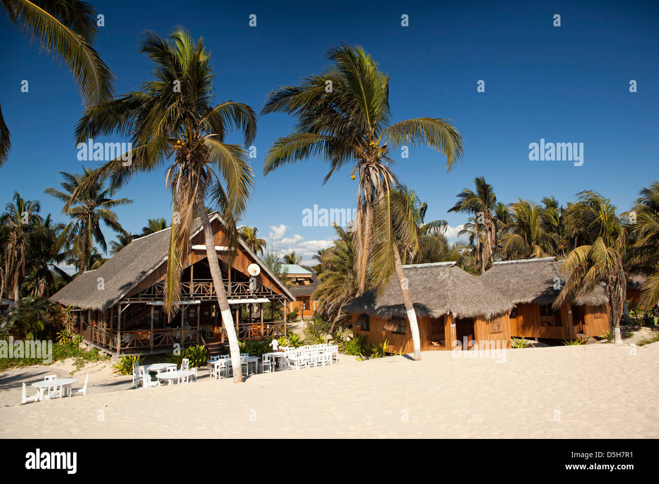 Madagascar, Morondava, beach resorts, Hôtel Renala cottages face à la mer Banque D'Images