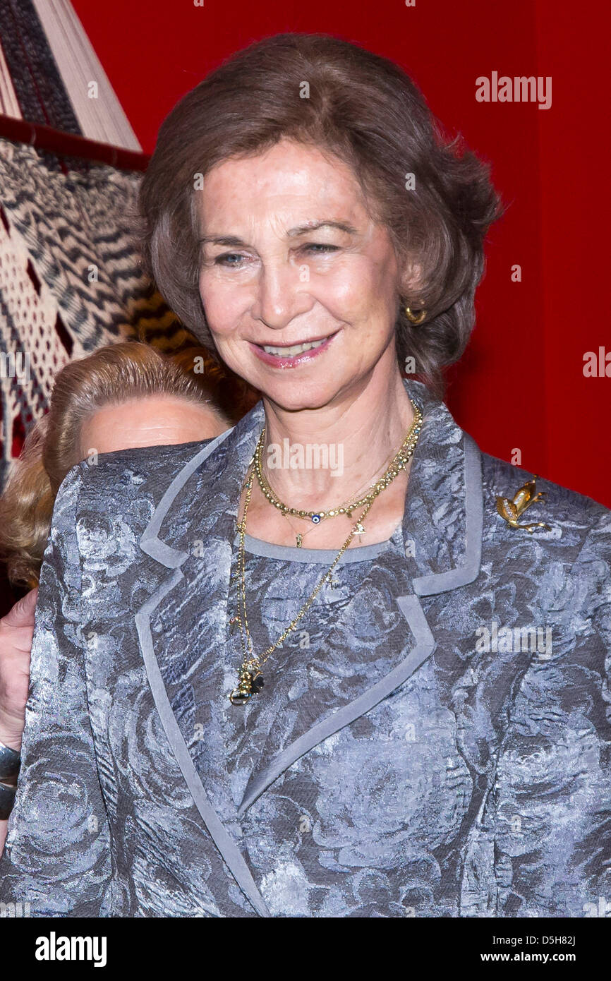 Madrid, Espagne. 02 avril, 2013. La Reine Sofia d'Espagne visite l'exposition "Grands Maîtres de l'art populaire de l'Amérique latine" au Teatro Fernan Gomez, Madrid. Photo : AFP/Alamy Live News Banque D'Images