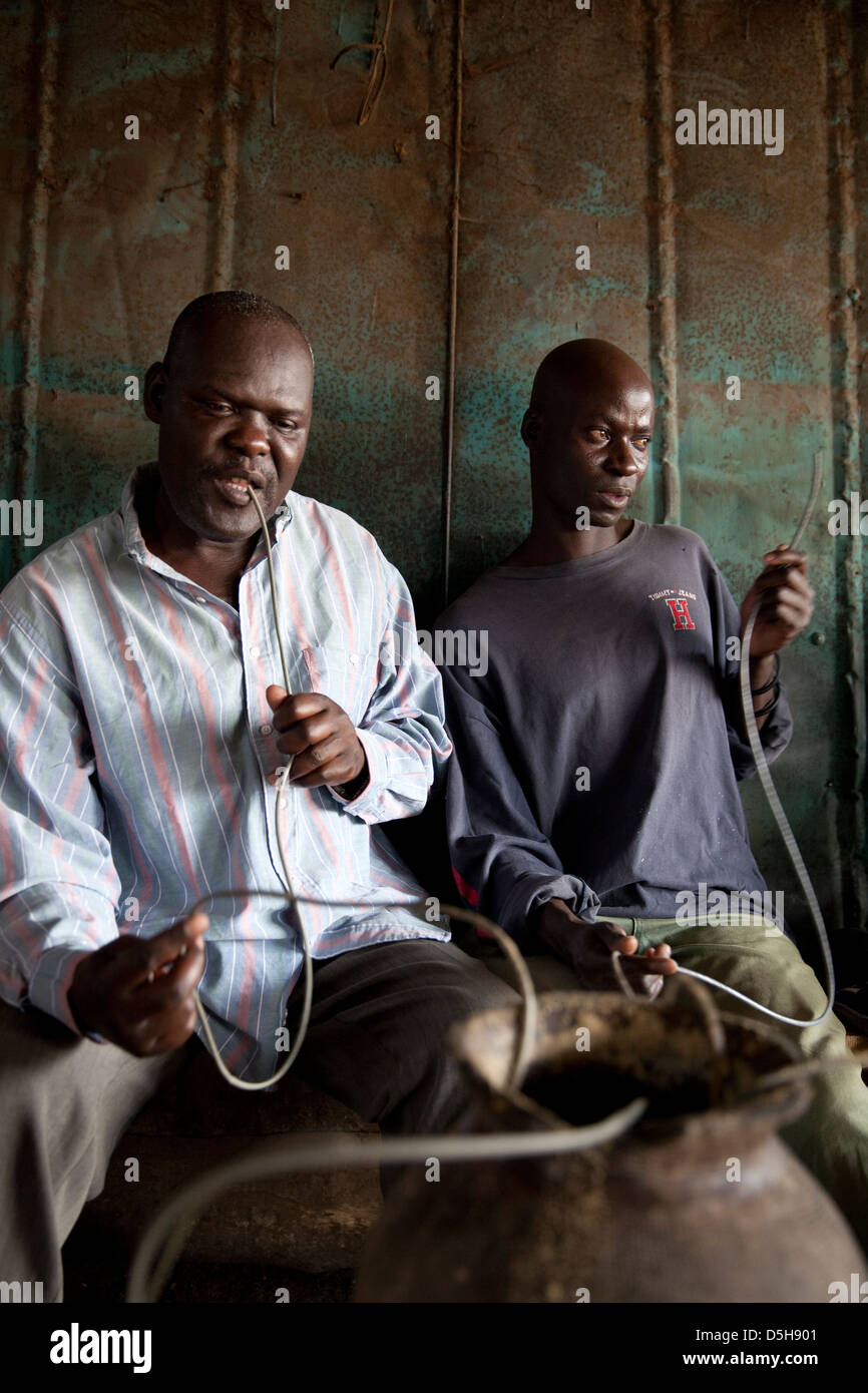 Kenyan drinking culture Banque de photographies et d’images à haute