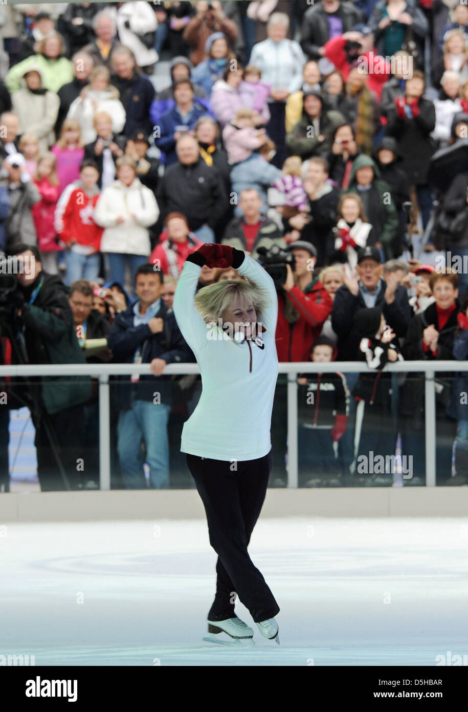 Calgary 1988 médaillé d'argent du Canada Elizabeth Manley joue sur un anneau de glace publique dans le centre-ville de Vancouver, Canada, 07 février 2010. Troisième ville du Canada sera l'hôte des Jeux Olympiques d'hiver 2010 du 12 février au 28 février 2010. Photo : Arne Dedert Banque D'Images