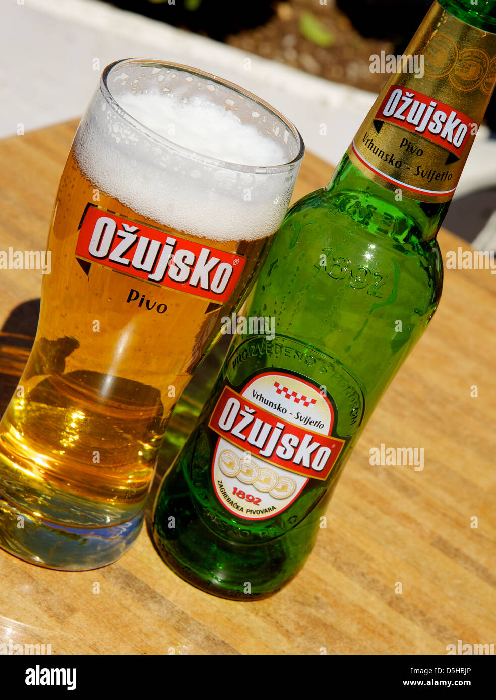 Ozujsko (bière Povo) bière croate, Croatie, Europe Banque D'Images