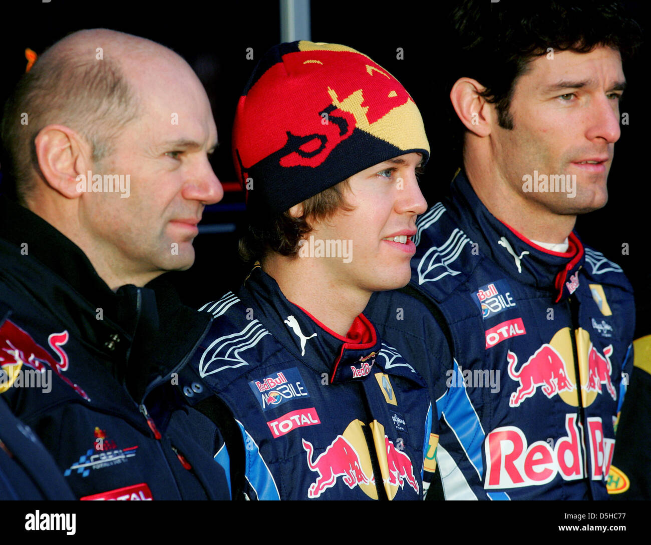 L'allemand Sebastian Vettel, pilote de Formule 1 (C) de Red Bull, son coéquipier, l'Australien Mark Webber (R), et directeur technique et concepteur principal Adrian Newey présente la nouvelle voiture de course Red Bull Racing RB6 à Jerez de la Frontera, Espagne, 10 février 2010. Vice-champion du monde Vettel va tester la RB6 pour la première fois le 12 février 2010. La saison 2010 de Formule 1 va commencer le Banque D'Images