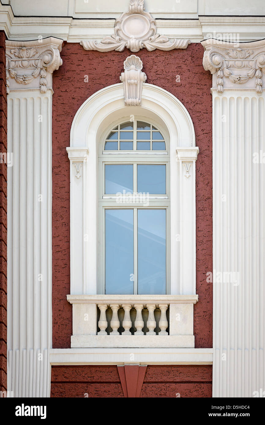 Une fenêtre verticale avec des colonnes. Détail architectural du Théâtre National de Sofia, Bulgarie Banque D'Images