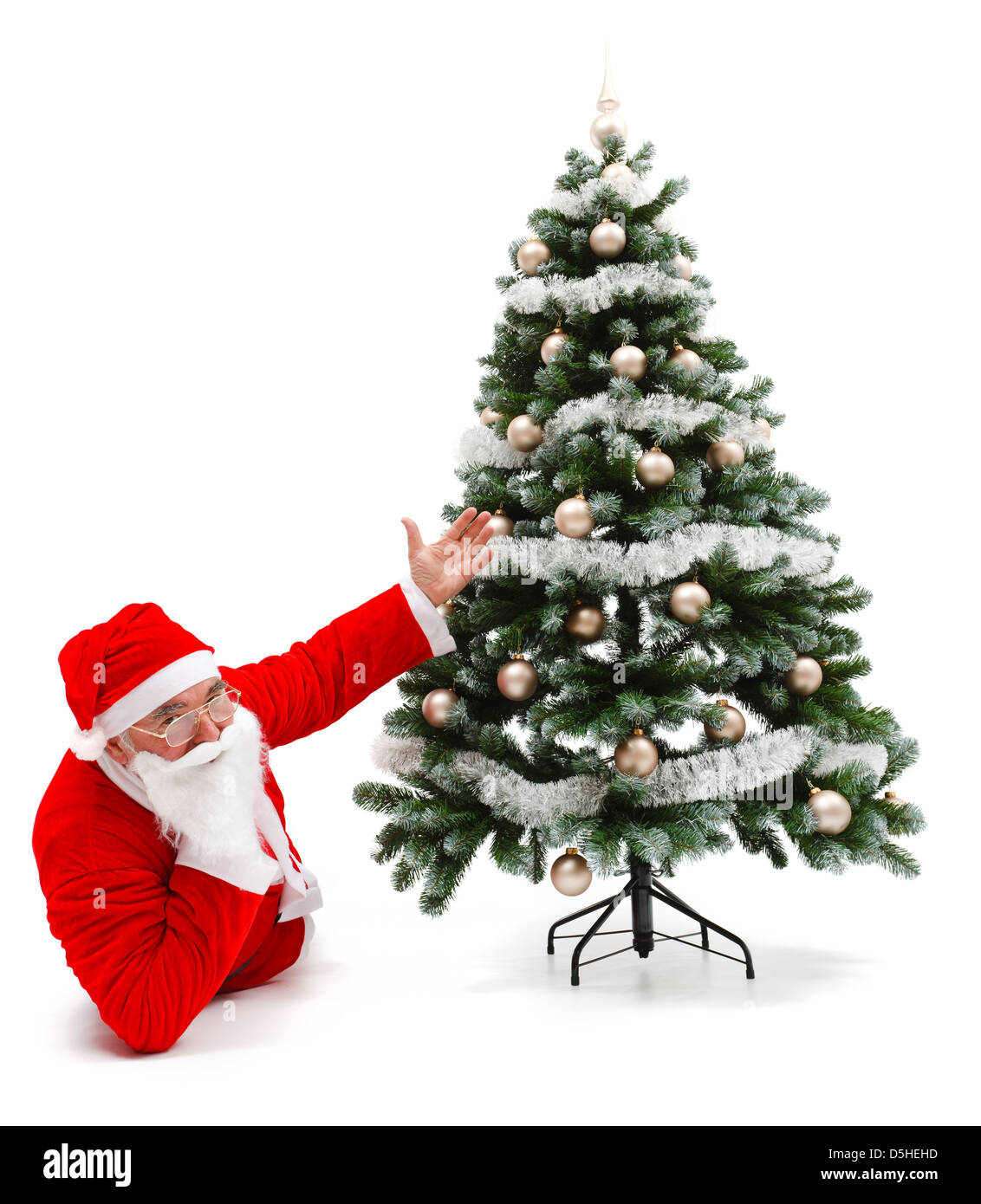 Man au Père Noël, uniformes portant sur le terrain, montrant un arbre de Noël décoré Banque D'Images