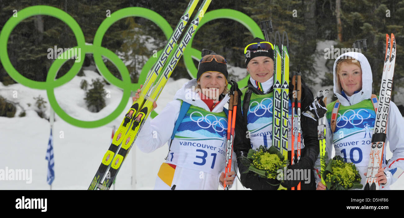 Médaille d'Anastazia Kuzmina (C) de la Slovénie, champion olympique Magdalena Neuner (L) de l'Allemagne et de bronze Marie Dorin (R) de France célèbrent après le Women's 7,5 km sprint Biathlon au Parc olympique pendant les Jeux Olympiques de 2010 à Vancouver, Whistler, Canada, 13 février 2010. Banque D'Images