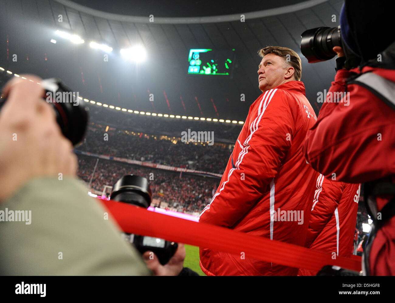 L'entraîneur-chef du Bayern Munich Louis Van Gaal en Bundesliga match FC Bayern Munich vs Borussia Dortmund au stade Allianz Arena de Munich, Allemagne, 13 Ferbuary 2010. Photo : Lukas Barth Banque D'Images