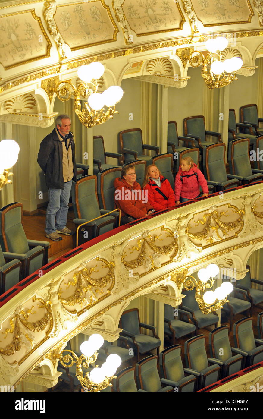 Les salle de concert fête de l'Opéra Semper de Dresde éclairées pendant la journée portes ouvertes à Dresde, Allemagne, 15 février 2010. L'Opéra Semper célèbre le 25e anniversaire de sa réouverture en 1985. Une série de concerts mettant en vedette des artistes tels que Quasthoff baryton et pianiste Barenboim soit jusqu'au 07 mars 2010. En février 1945 bombe alliée avait détruit le raids Banque D'Images