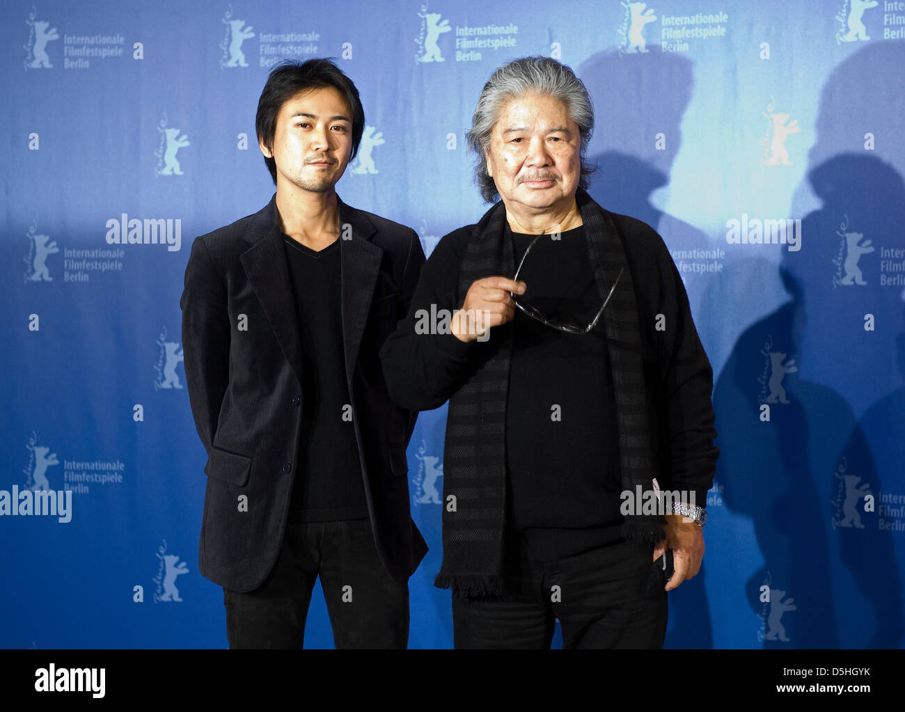 Shima Onishi Banque De Et D Images Haute R Solution Alamy Acteur Shima Onishi L Et Realisateur Japonais Koji Wakamatsu Assister A La Photocall Pour Le Film Caterpillar Lance En Competition Lors De La 60e Berlinale Festival Du Film De Berlin Allemagne Le Lundi 15 Fevrier 2010 Le Festival Se Deroule Jusqu Au 21 Fevrier 2010 Photo Arno Burgi Dpa Lbn D5hgyk