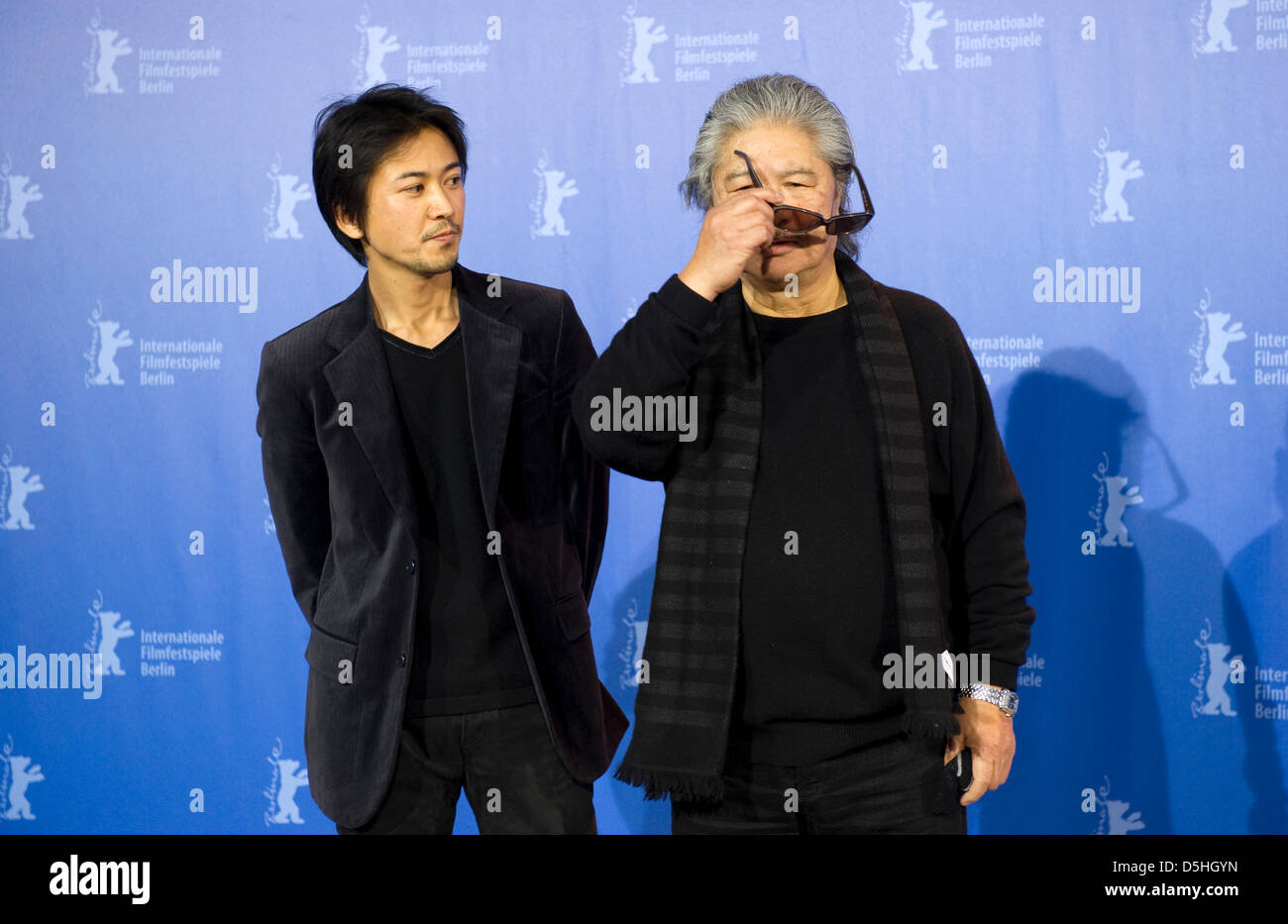 Shima Onishi Banque De Et D Images Haute R Solution Alamy Acteur Shima Onishi L Et Realisateur Japonais Koji Wakamatsu Assister A La Photocall Pour Le Film Caterpillar Lance En Competition Lors De La 60e Berlinale Festival Du Film De Berlin Allemagne Le Lundi 15 Fevrier 2010 Le Festival Se Deroule Jusqu Au 21 Fevrier 2010 Photo Arno Burgi Dpa Lbn D5hgyn 