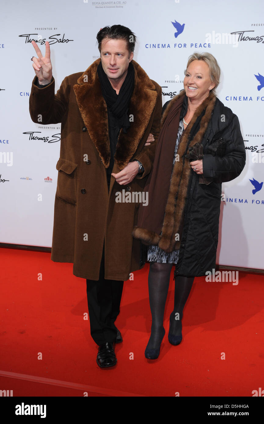 L'acteur allemand Bruno Eyron (L) et producteur Lilly Berger (R) arrivent pour le cinéma pour la paix gala de charité dans le champ d'application de la 60e Berlinale Festival International du Film de Berlin, Allemagne, 15 février 2010. Photo : Joerg Carstensen Banque D'Images