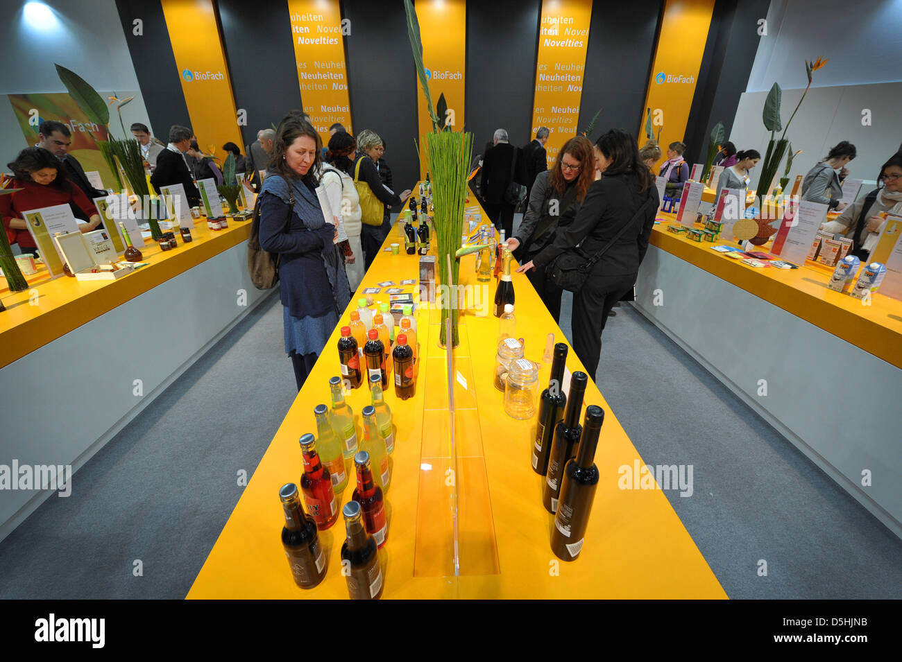 Visiteurs commander produits à la foire commerciale 2010 BioFach à Nuremberg, Allemagne, 17 février 2010. Quelques 2550 exposants présents nouvelles et développements de l'industrie biologique jusqu'au 20 février 2010. Le parc des expositions sous la devise 'Bio et l'Équitable' se concentre sur les produits du commerce équitable. Photo : DAVID EBENER Banque D'Images