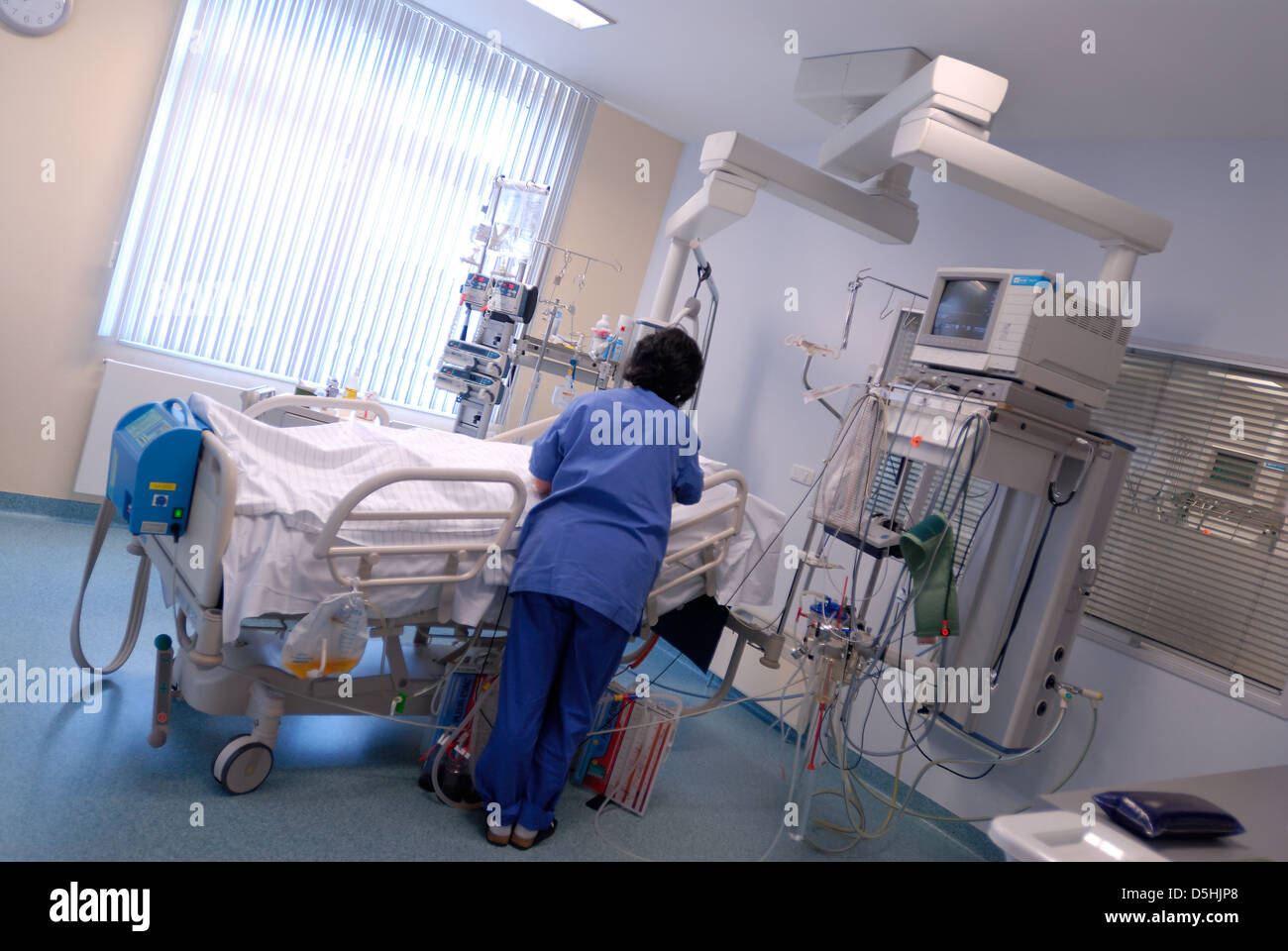 Nurse with patient sur l'unité de soins intensif Banque D'Images