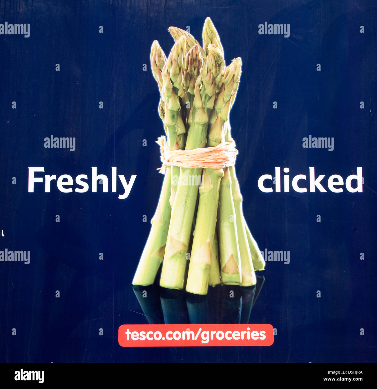 Bouquet d'asperges photo logo fraîchement cliqué sur Tesco UK, van de livraison Banque D'Images