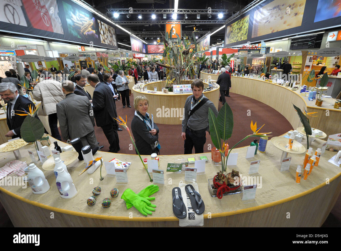 Les visiteurs du salon 2010 BioFach à Nuremberg, Allemagne, 17 février 2010. Quelques 2550 exposants présents nouvelles et développements de l'industrie biologique jusqu'au 20 février 2010. Le parc des expositions sous la devise 'Bio et l'Équitable' se concentre sur les produits du commerce équitable. Photo : DAVID EBENER Banque D'Images