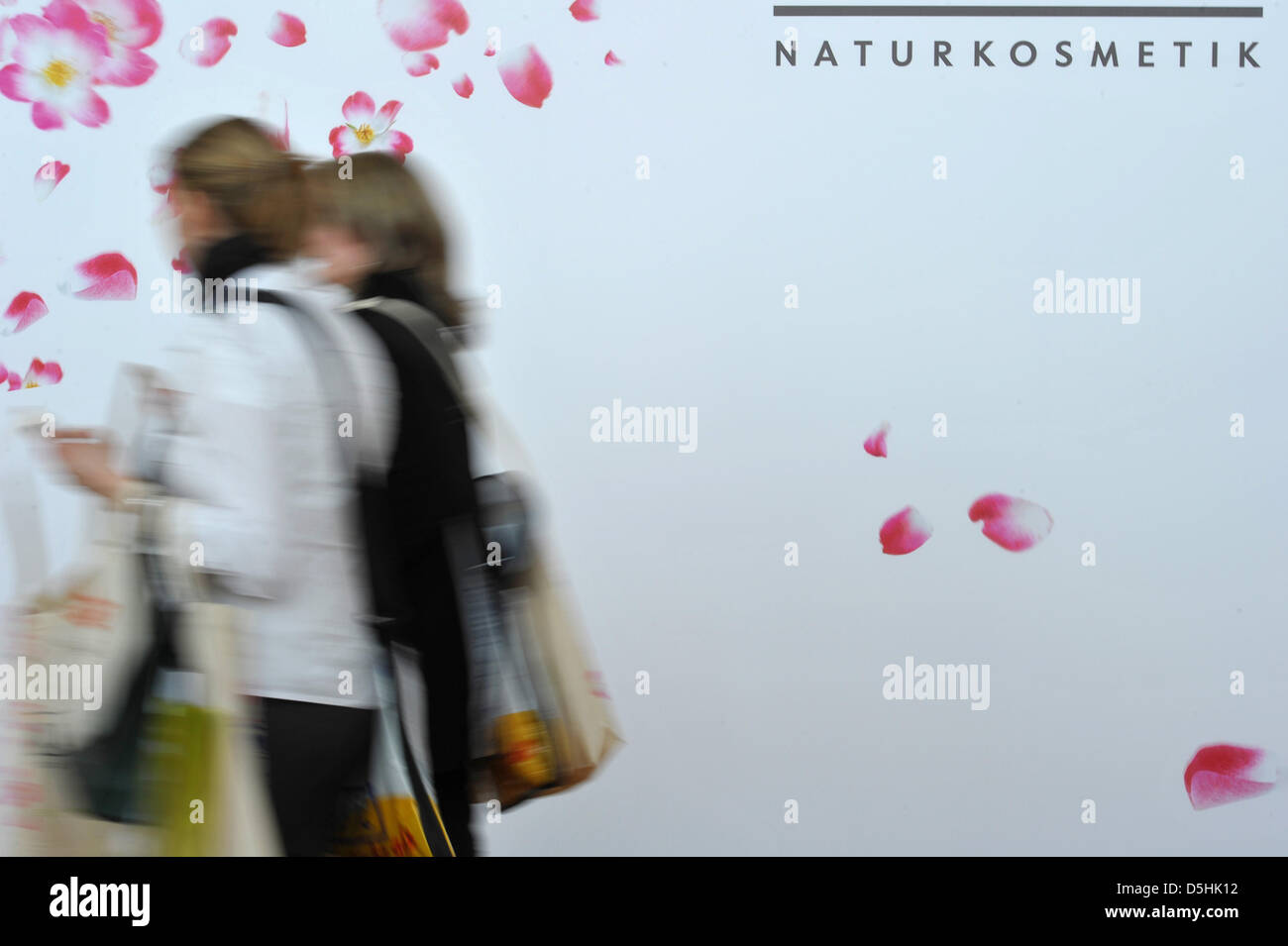 Les femmes passent devant une publicité pour les cosmétiques naturels Vivaness juste ayant lieu dans le cadre de la foire commerciale 2010 BioFach à Nuremberg, Allemagne, 17 février 2010. Quelques 2550 exposants présents nouvelles et développements de l'industrie biologique jusqu'au 20 février 2010. Le parc des expositions sous la devise 'Bio et l'Équitable' se concentre sur les produits du commerce équitable. Photo : DAVID EBENER Banque D'Images