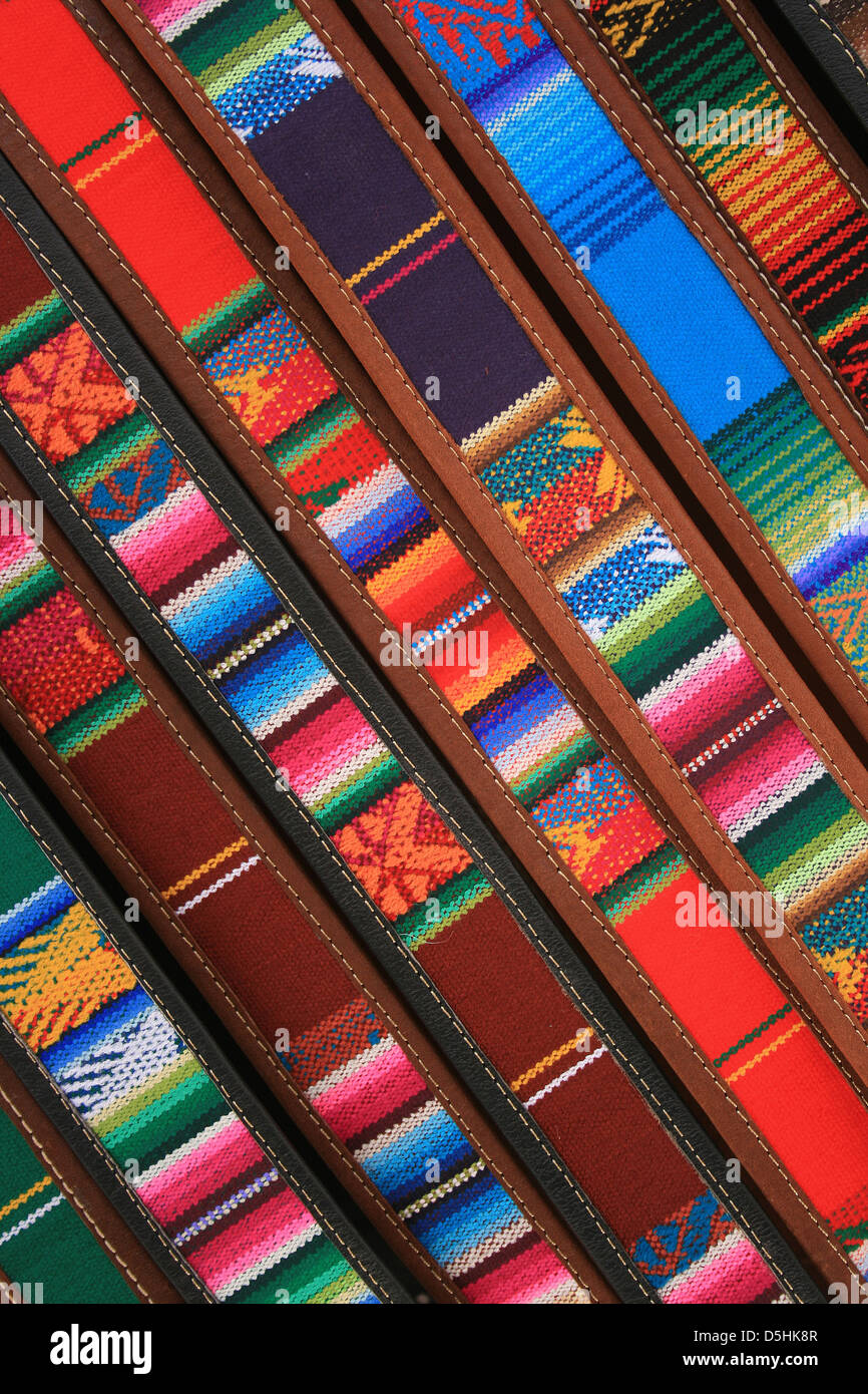Les ceintures en cuir et tissu artisanal dans un arc-en-ciel de couleurs et  de dessins à un marché artisanal en plein air à Cotacachi (Équateur Photo  Stock - Alamy