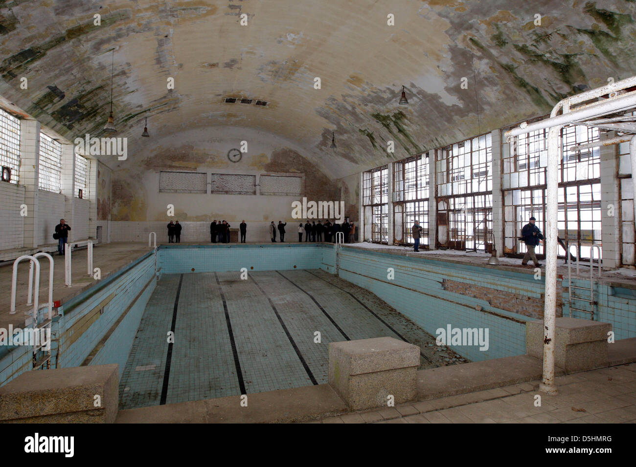 Voir dans l'ancien hall de la natation aux Jeux Olympiques de Berlin 1936, Gerany Elstal, 19 février 2010. Le swimming hall a été exposé aux éléments après un incendie criminel en 1993. C'est d'être restauré avec les moyens fédéraux et régionaux. Photo : NESTOR BACHMANN Banque D'Images