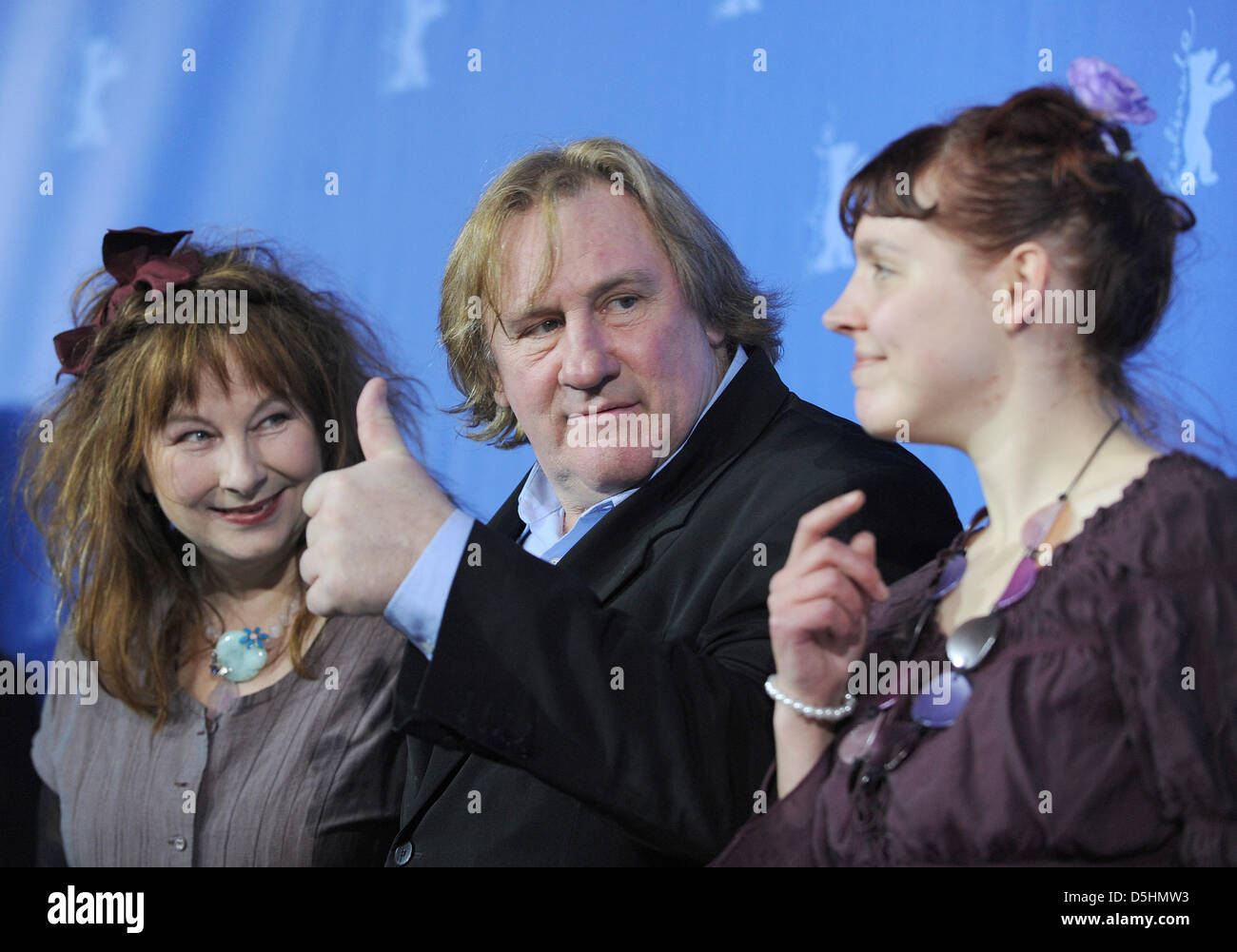 Acteurs Français Yolande Moreau (L), Gérard Depardieu et Miss Ming assister à la photocall du film 'Mammuth' lancé en compétition lors de la 60e Berlinale Festival International du Film de Berlin, Allemagne, vendredi, 19 février 2010. Le festival se déroule jusqu'au 21 février 2010. Photo : Jörg Carstensen dpa/lbn  + + +(c) afp - Bildfunk + + + Banque D'Images