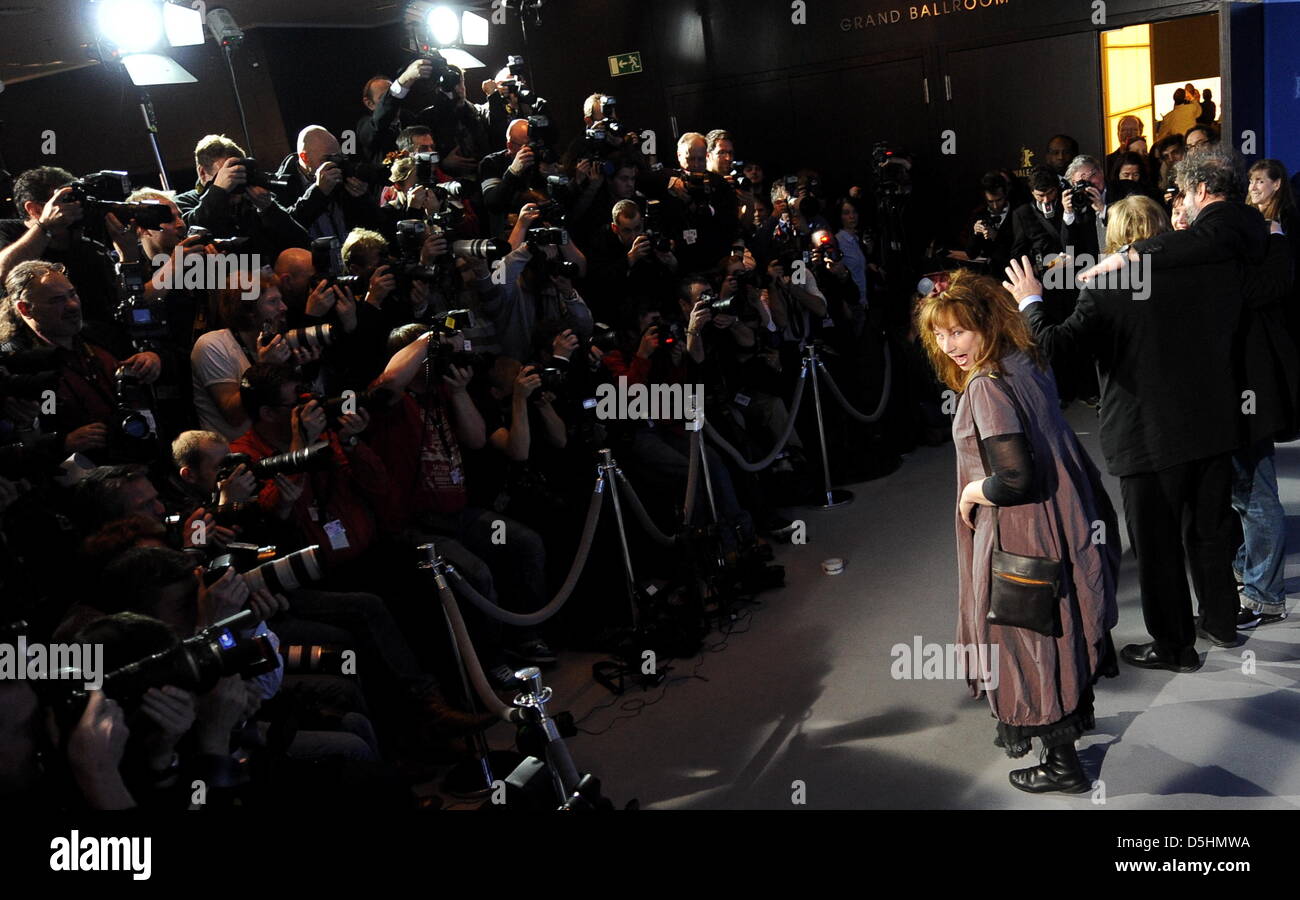L'actrice française Yolande Moreau pose avec acteurs pendant la photocall du film 'Mammuth' lancé en compétition lors de la 60e Berlinale Festival International du Film de Berlin, Allemagne, vendredi, 19 février 2010. Le festival se déroule jusqu'au 21 février 2010. Photo : Jens Kalaene dpa/lbn Banque D'Images