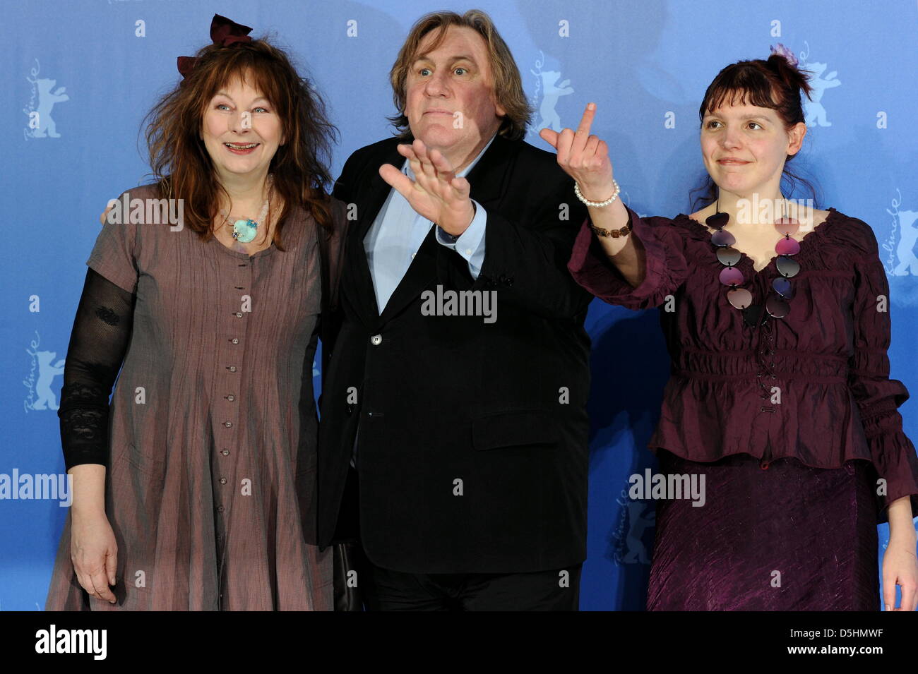 Acteurs Français Yolande Moreau (L), Gérard Depardieu et Miss Ming assister à la photocall du film 'Mammuth' lancé en compétition lors de la 60e Berlinale Festival International du Film de Berlin, Allemagne, vendredi, 19 février 2010. Le festival se déroule jusqu'au 21 février 2010. Photo : Tim Brakemeier dpa/lbn  + + +(c) afp - Bildfunk + + + Banque D'Images