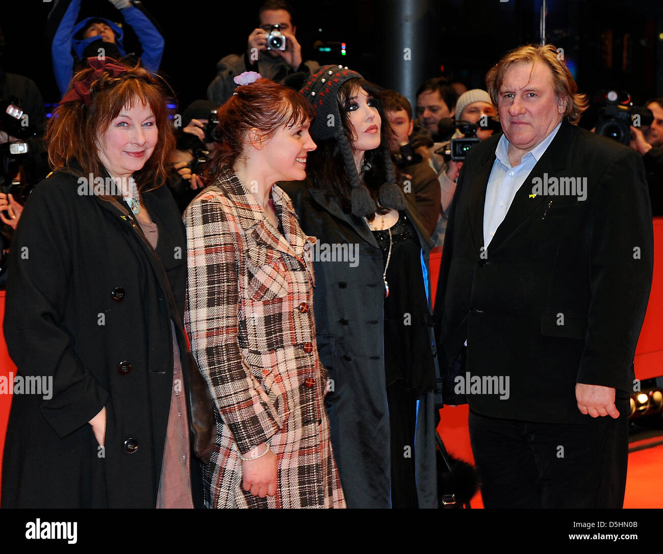 L'actrice française Yolande Moreau (L-R), l'actrice Miss Ming, l'actrice française Isabelle Adjani et l'acteur français Gérard Depardieu arrivent pour la première du film 'Mammuth' lancé en compétition lors de la 60e Berlinale Festival International du Film de Berlin, Allemagne, vendredi, 19 février 2010. Le festival se déroule jusqu'au 21 février 2010. Photo : afp/lbn Stache Soeren Banque D'Images