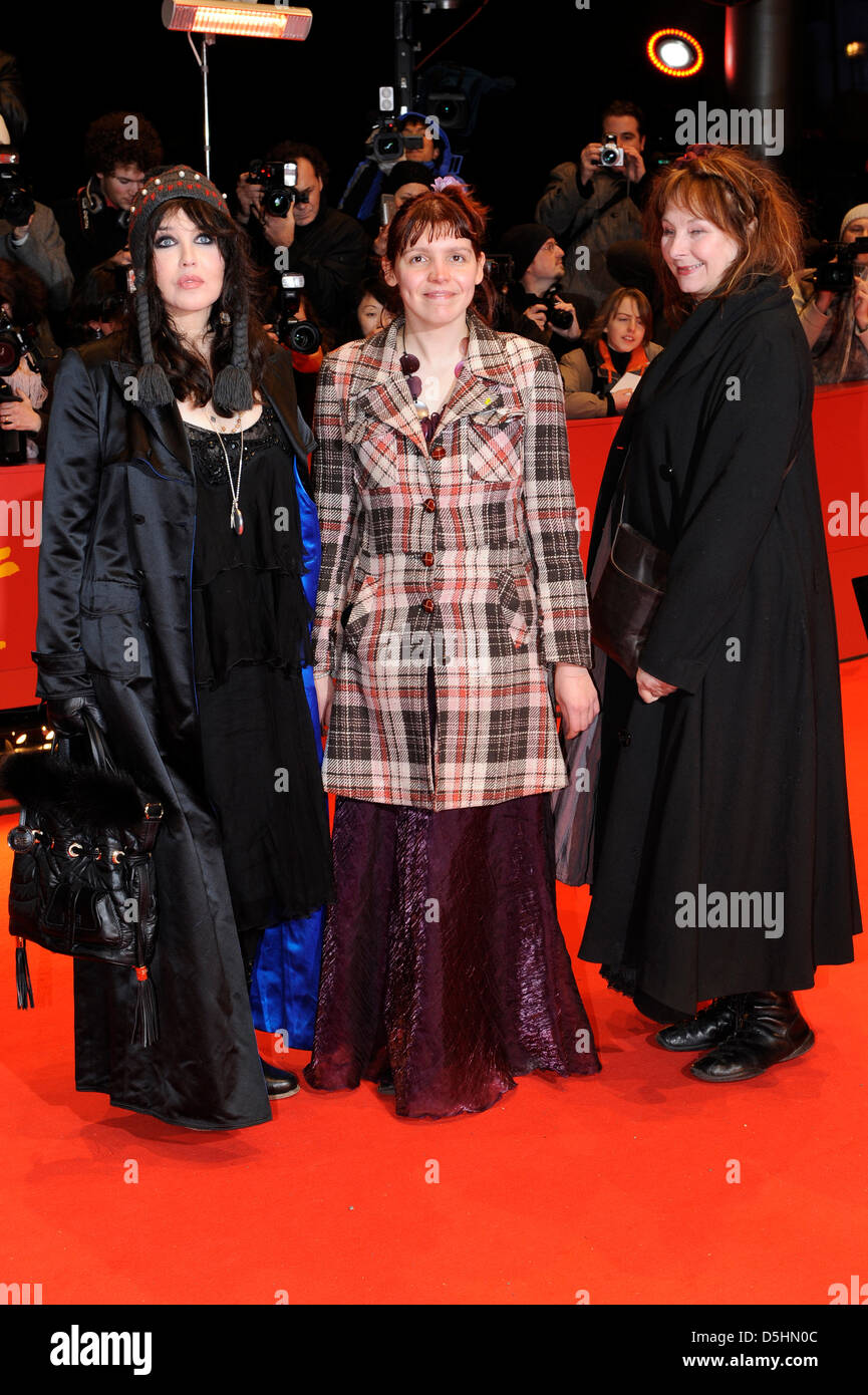 L'actrice française Yolande Moreau (R), l'actrice Miss Ming (C) et l'actrice française Isabelle Adjani arrivent pour la première du film 'Mammuth' lancé en compétition lors de la 60e Berlinale Festival International du Film de Berlin, Allemagne, vendredi, 19 février 2010. Le festival se déroule jusqu'au 21 février 2010. Photo : afp/lbn Stache Soeren Banque D'Images