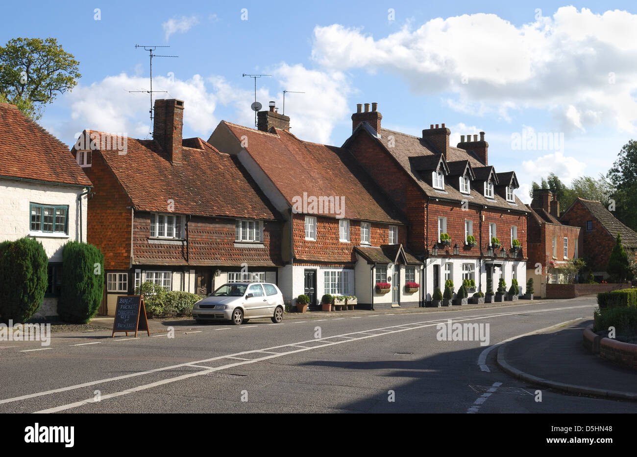 Sol carrelé et brique cottages sur route principale à Chiddingfold. Surrey. L'Angleterre Banque D'Images