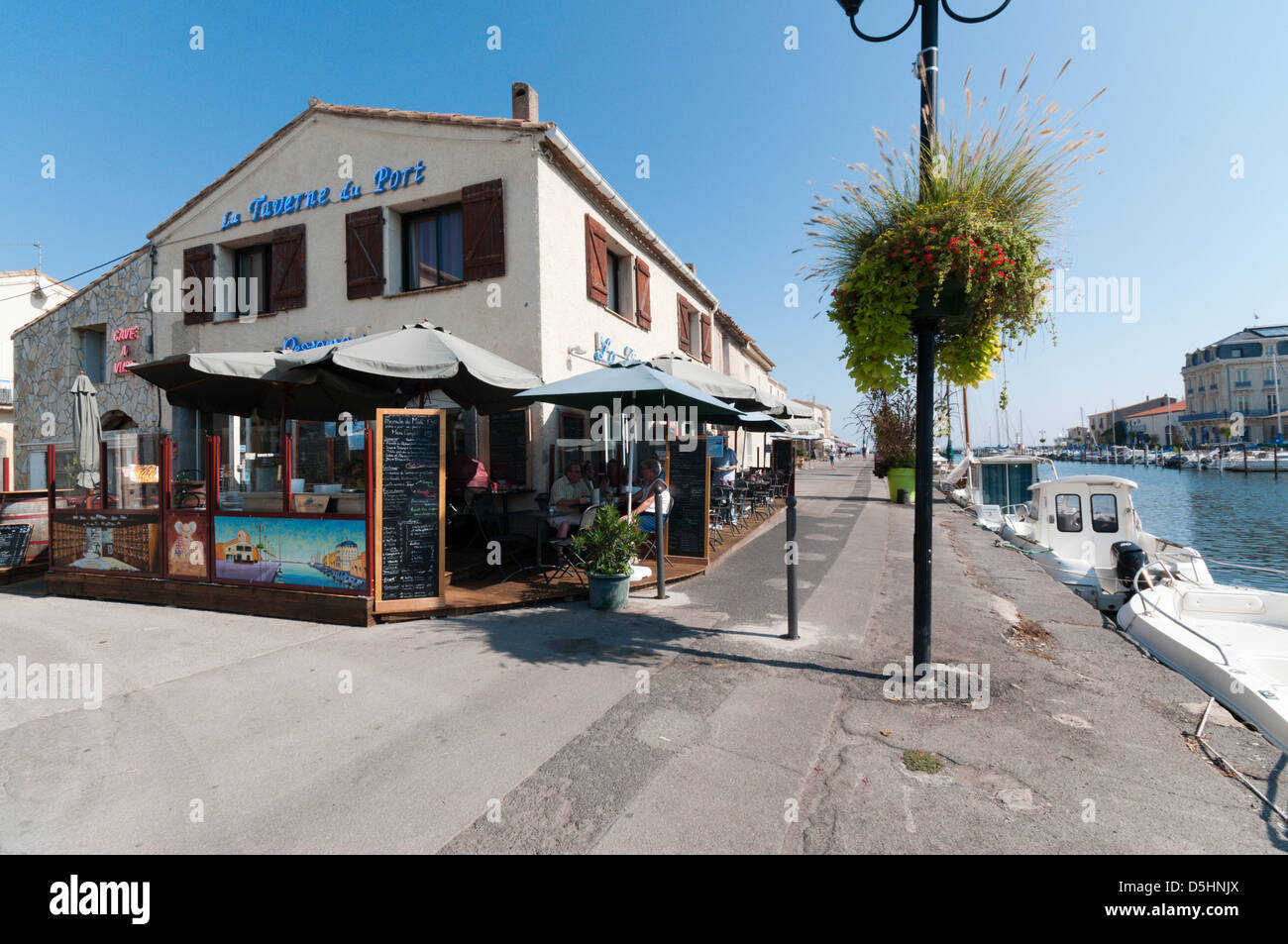 Restaurant La Taverne du port sur le port de Marseillan, Languedoc, France  Photo Stock - Alamy