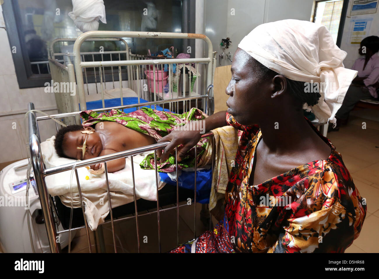 Mère voit son bébé malade dans un hôpital de Techiman, Ghana Banque D'Images