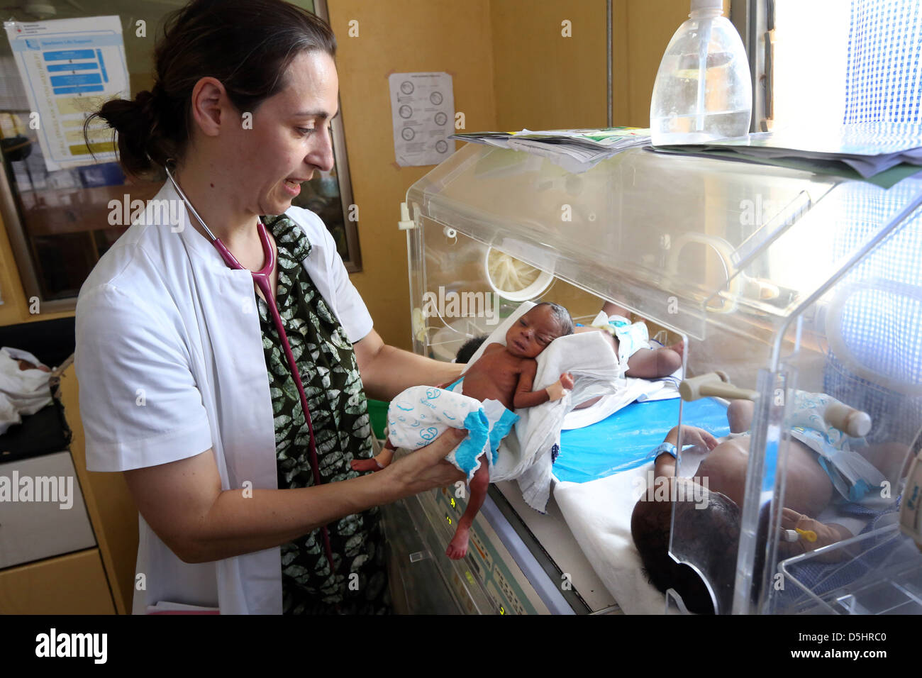 Femme médecin allemand examining newborn bébés africains en incubateur. Hôpital de Techiman, Ghana Banque D'Images