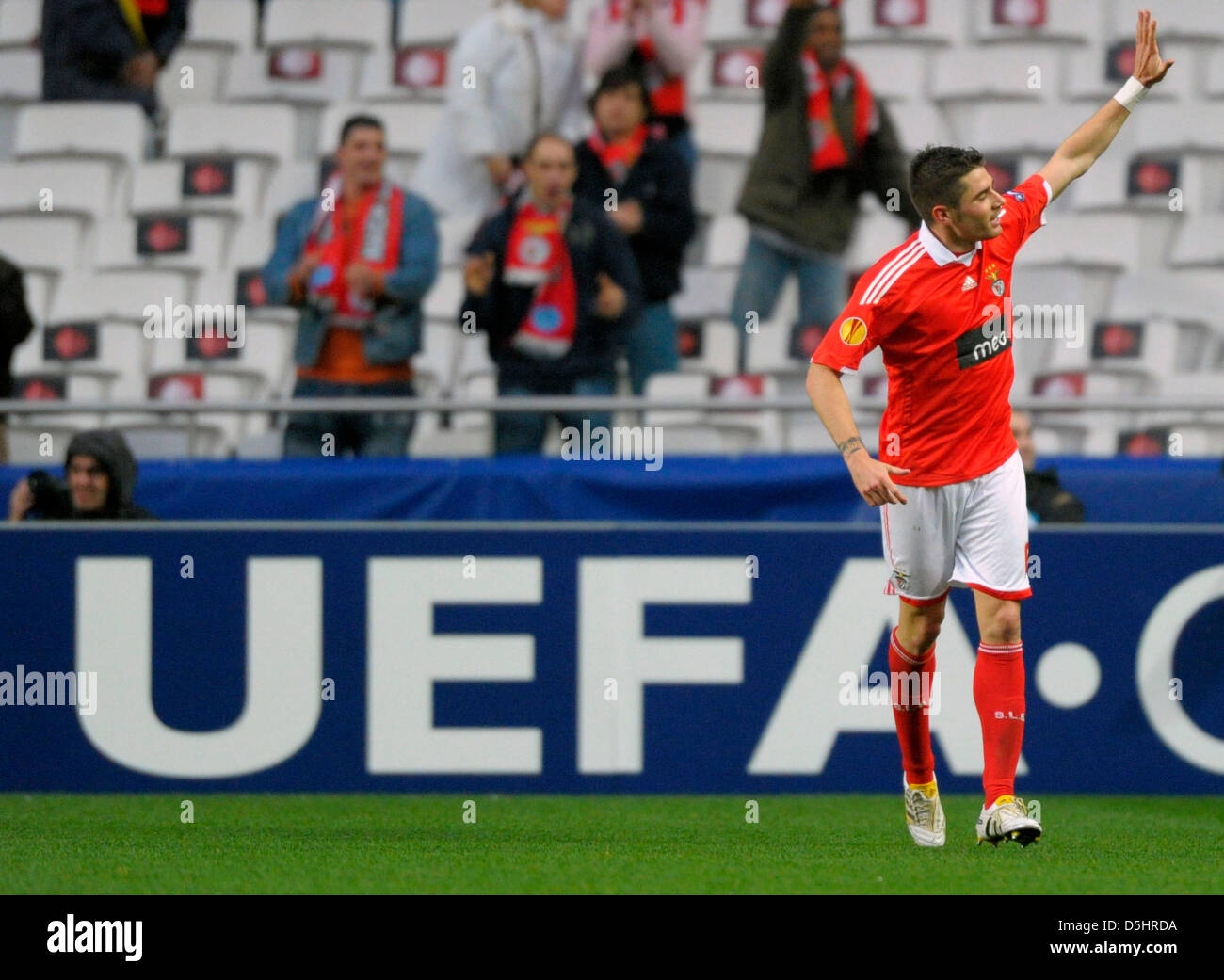 Le Benfica Javi Garcia célèbre son but au cours de l'UEFA Europa League round de 32 seconde jambe Benfica Lisbonne vs Hertha BSC Berlin à Lisbonne, Portugal, 23 février 2010. Benfica a gagné le match 4-0 et battu avec Berlin 5-1 sur l'ensemble jusqu'à la ronde de 1,6 Photo : SOEREN STACHE Banque D'Images