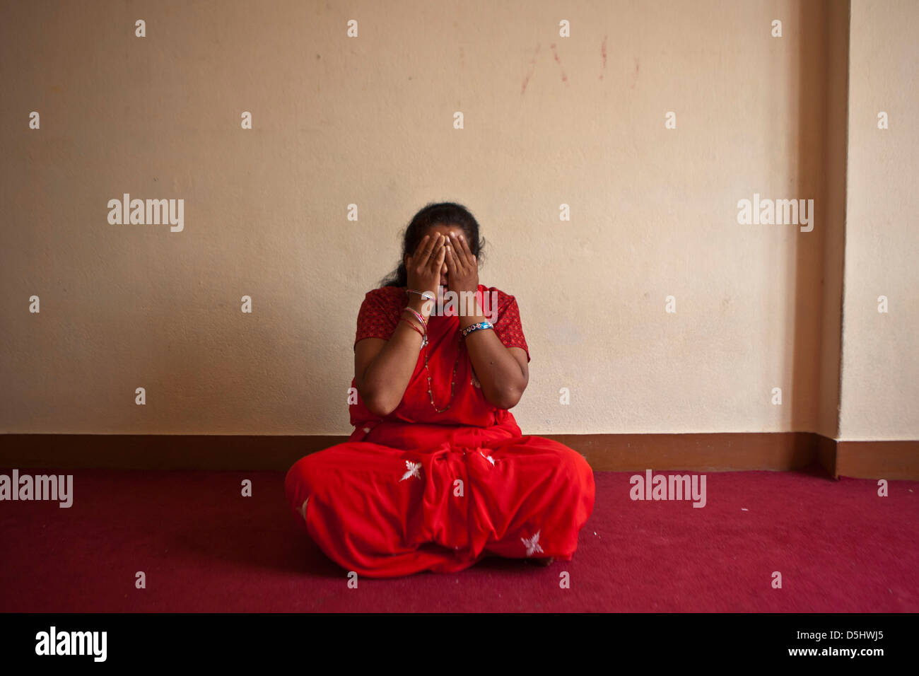 Femme népalaise à Voix de l'enfant Centre à Katmandou, au Népal. Elle a subi la violence domestique. Banque D'Images