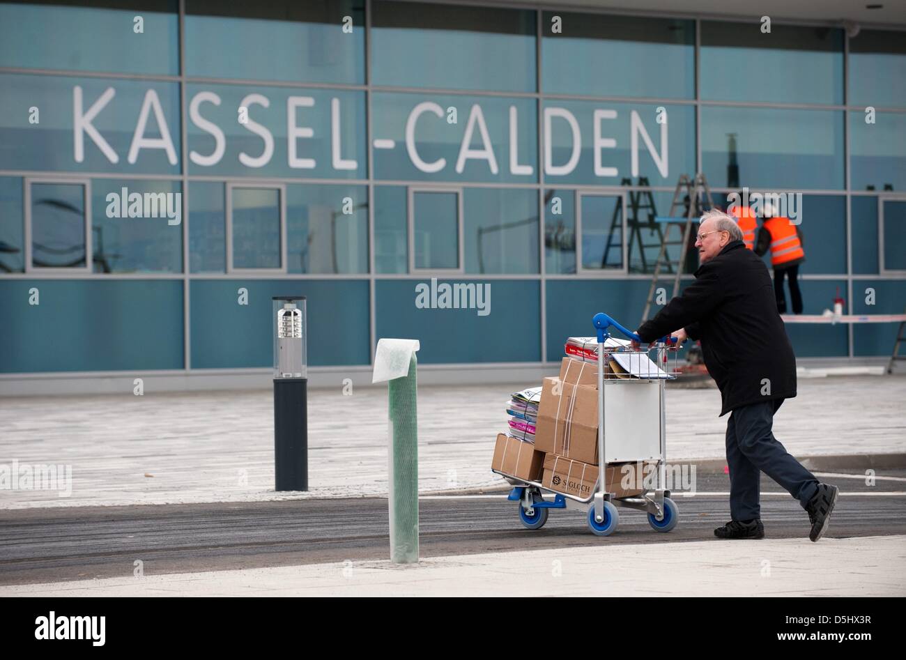 Un homme transporte des boîtes sur un chariot à Kassel Calden Airport de Calden, Allemagne, 03 avril 2013. Après un an et demi de la planification, l'évaluation et la construction de la nouvelle aéroport Kassel Calden sera ouverte le 04 avril 2013. Photo : UWE ZUCCHI Banque D'Images
